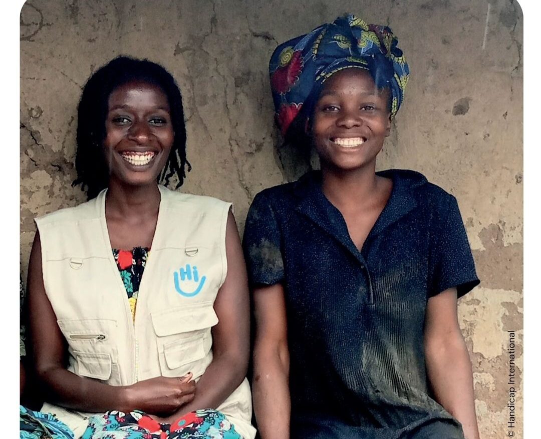 Eine HI-Mitarbeiterin und Rose vor ihrer Hütte im Geflüchtetenlager in Uganda