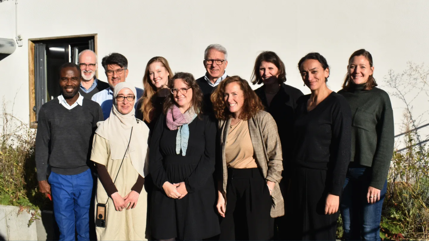 Gruppenfoto der Vertreter*innen der Mitgliedsorganisationen, des Vorstands & Koordinationsteams von Gemeinsam mit Afrika - Mitgliederversammlung 2024