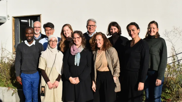 Gruppenfoto der Vertreter*innen der Mitgliedsorganisationen, des Vorstands & Koordinationsteams von Gemeinsam mit Afrika - Mitgliederversammlung 2024