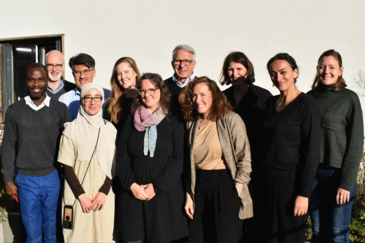 Gruppenfoto der Vertreter*innen der Mitgliedsorganisationen, des Vorstands & Koordinationsteams von Gemeinsam mit Afrika - Mitgliederversammlung 2024