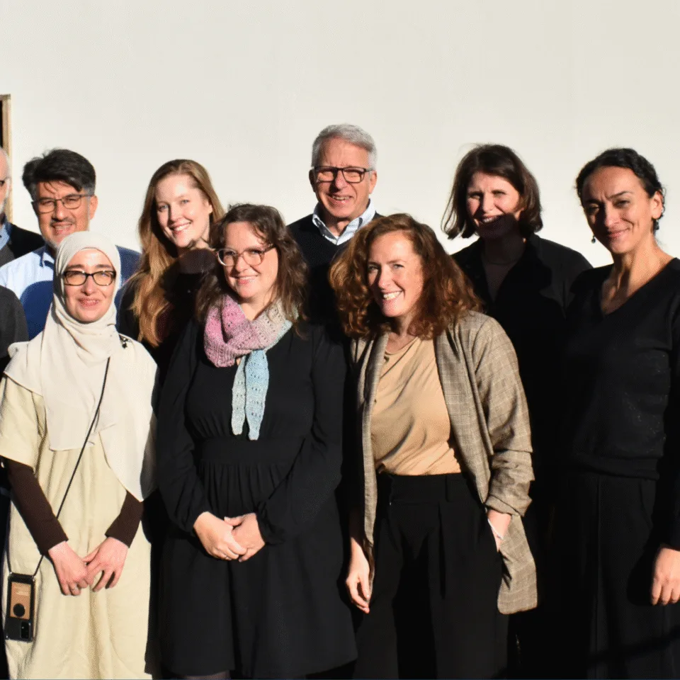 Gruppenfoto der Vertreter*innen der Mitgliedsorganisationen, des Vorstands & Koordinationsteams von Gemeinsam mit Afrika - Mitgliederversammlung 2024