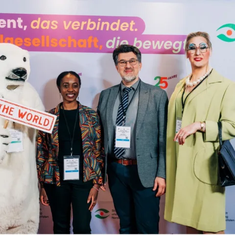 Gemeinsam mit Afrika , vertreten durch die beiden Vorstandsmitglieder Lizbeth-Makena Kiruai und Nuri Köseli, beim Politischen Abend zum 25-jährigen Jubiläum der Stiftung Umwelt und Entwicklung NRW Bild: ©Paul Meixner / Stiftung Umwelt und Entwicklung NRW