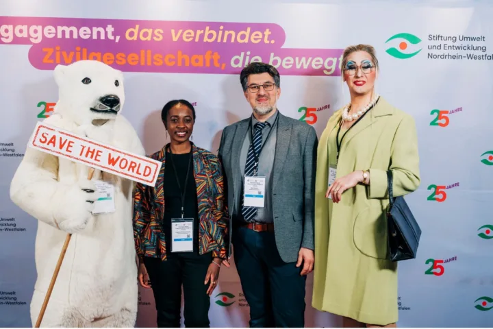 Gemeinsam mit Afrika , vertreten durch die beiden Vorstandsmitglieder Lizbeth-Makena Kiruai und Nuri Köseli, beim Politischen Abend zum 25-jährigen Jubiläum der Stiftung Umwelt und Entwicklung NRW Bild: ©Paul Meixner / Stiftung Umwelt und Entwicklung NRW