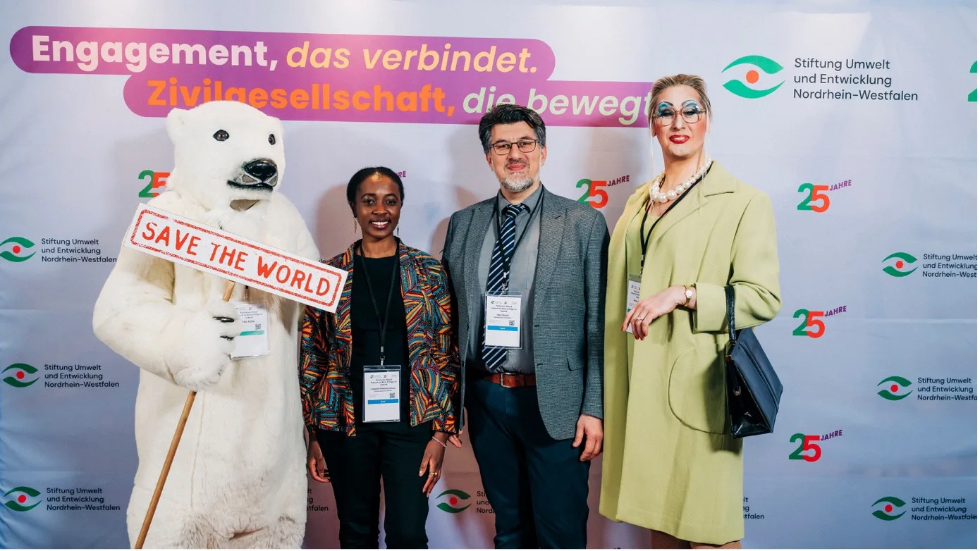 Gemeinsam mit Afrika , vertreten durch die beiden Vorstandsmitglieder Lizbeth-Makena Kiruai und Nuri Köseli, beim Politischen Abend zum 25-jährigen Jubiläum der Stiftung Umwelt und Entwicklung NRW Bild: ©Paul Meixner / Stiftung Umwelt und Entwicklung NRW