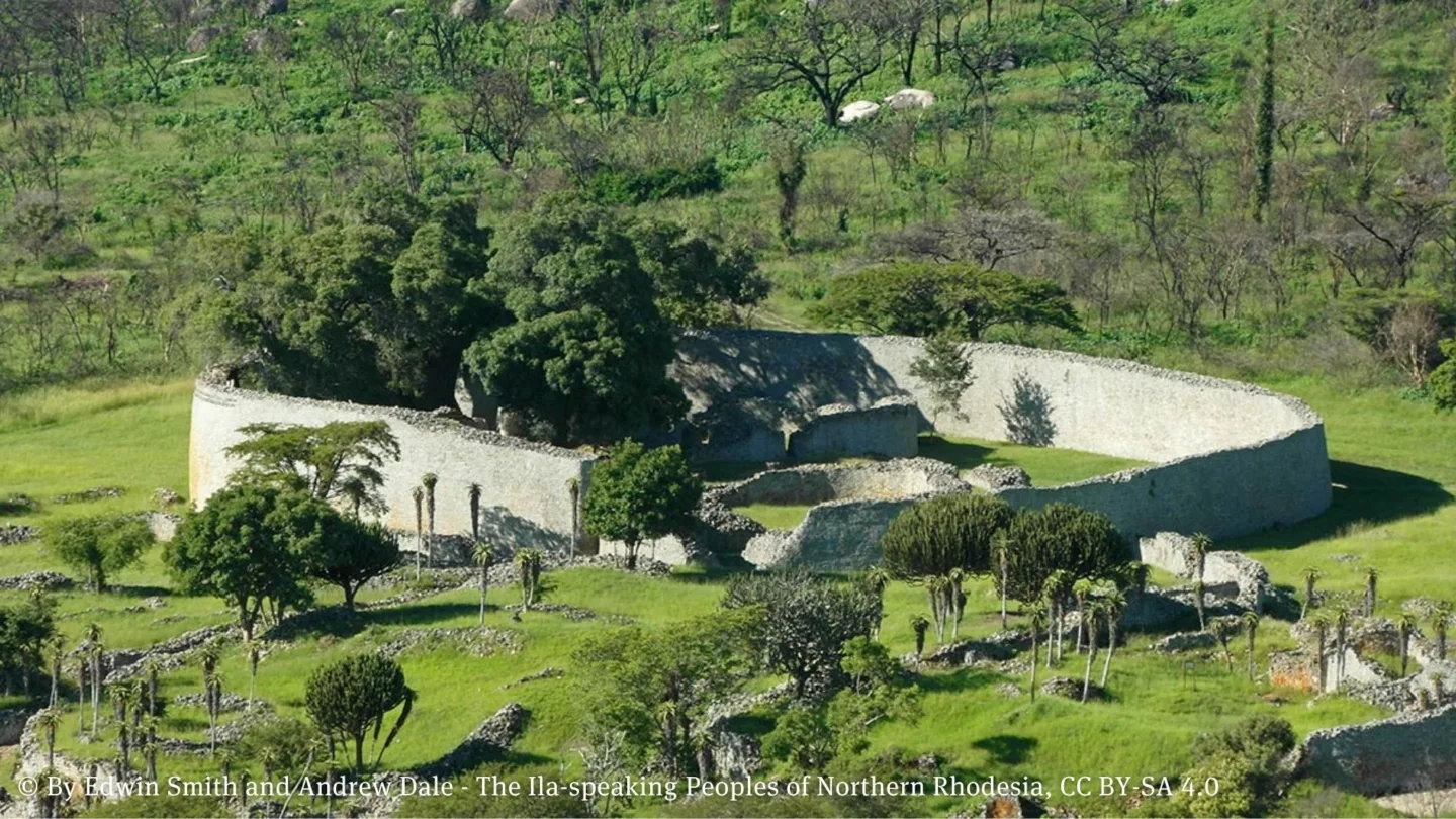 Blick auf die historischen Steinruinen von Great Zimbabwe inmitten einer grünen Landschaft.