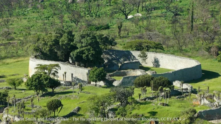 Blick auf die historischen Steinruinen von Great Zimbabwe inmitten einer grünen Landschaft.