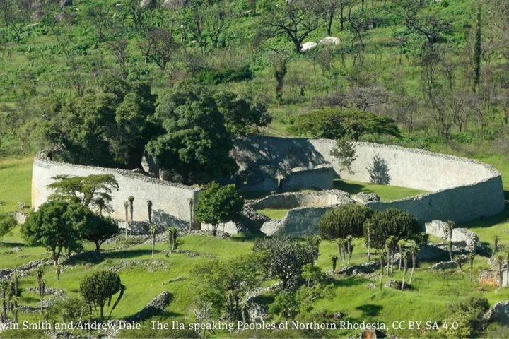 Blick auf die historischen Steinruinen von Great Zimbabwe inmitten einer grünen Landschaft.