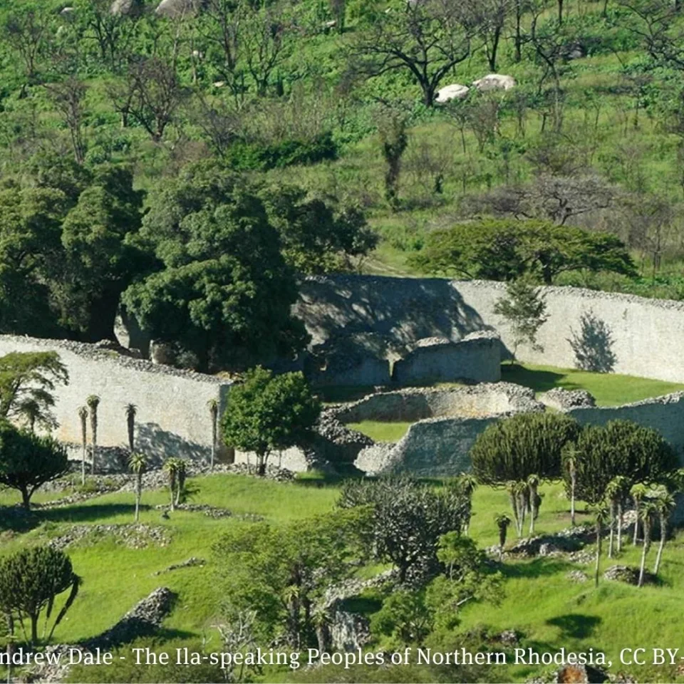 Blick auf die historischen Steinruinen von Great Zimbabwe inmitten einer grünen Landschaft.